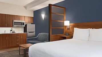 Kamer, kitchenette (1 Queen Bed, 1-Person Sofabed) | Luxe beddengoed, pillowtop-bedden, een bureau, een laptopwerkplek