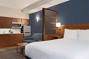 Premium bedding, pillow-top beds, desk, laptop workspace - Park Inn by Radisson, Kelowna (Kelowna)