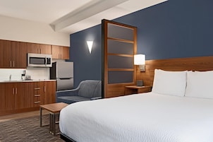 Ropa de cama de alta calidad, colchones con pillow-top y escritorio