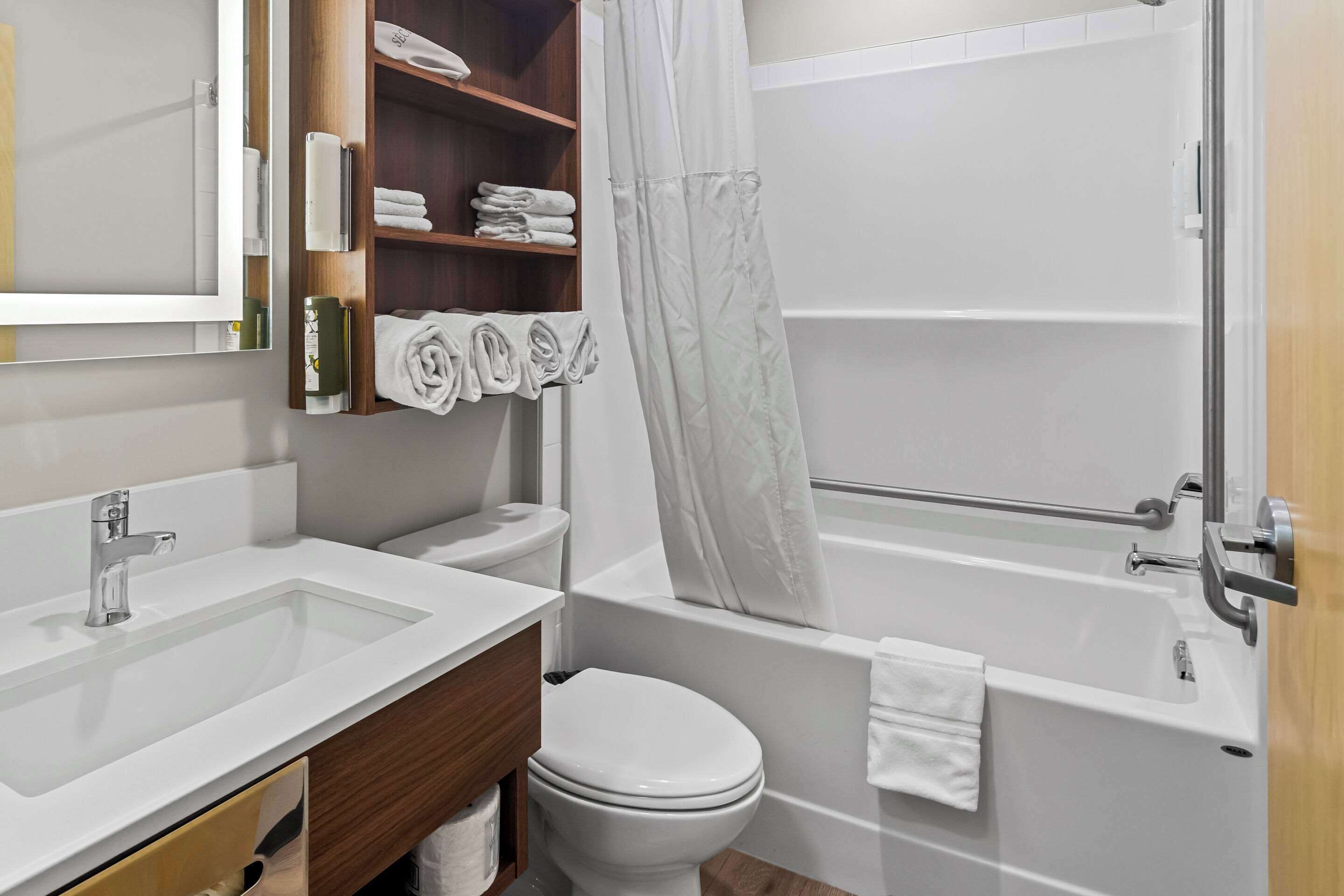 combined shower/bathtub, towels