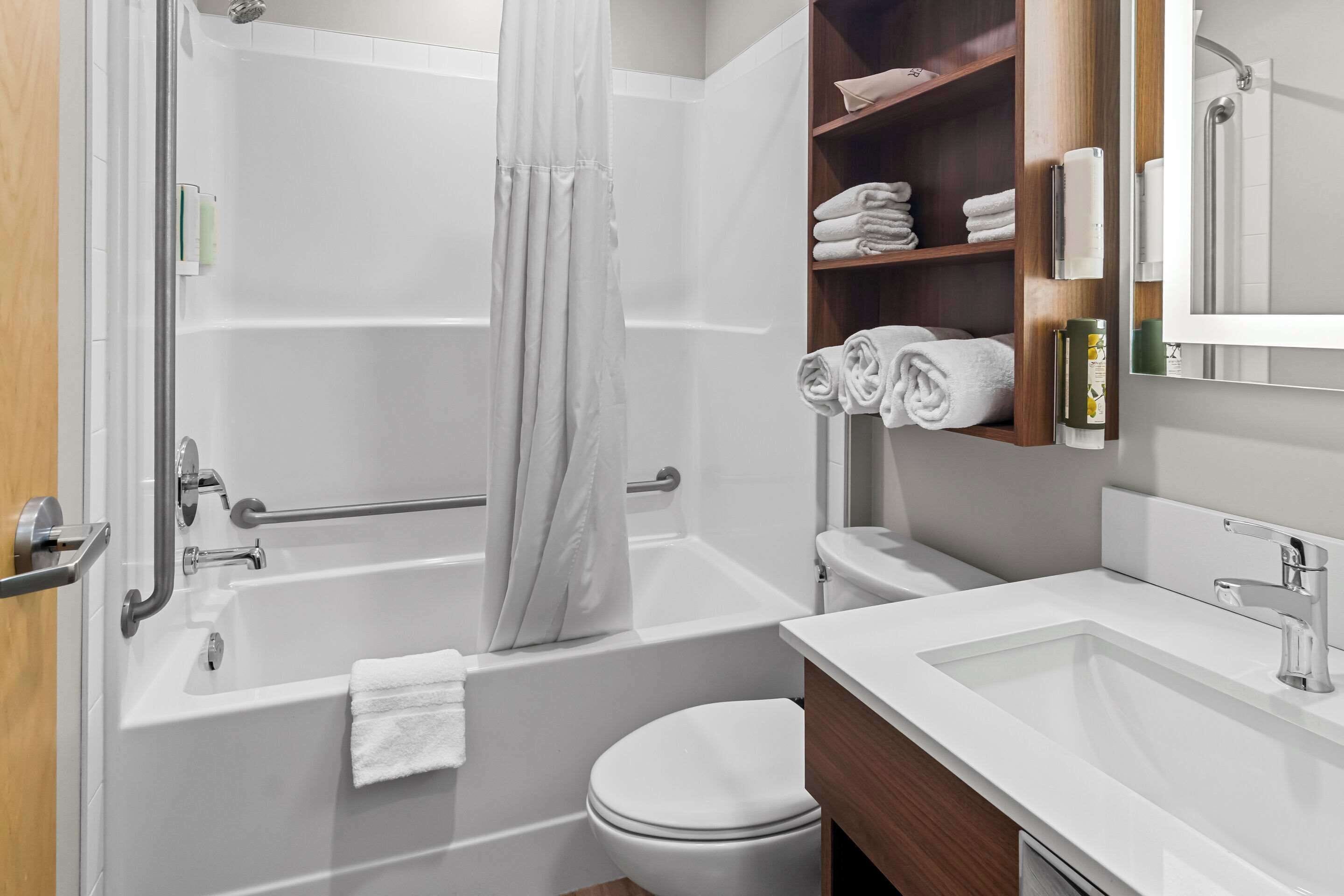 combined shower/bathtub, towels