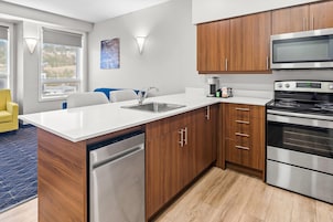 Ropa de cama de alta calidad, colchones con pillow-top y escritorio