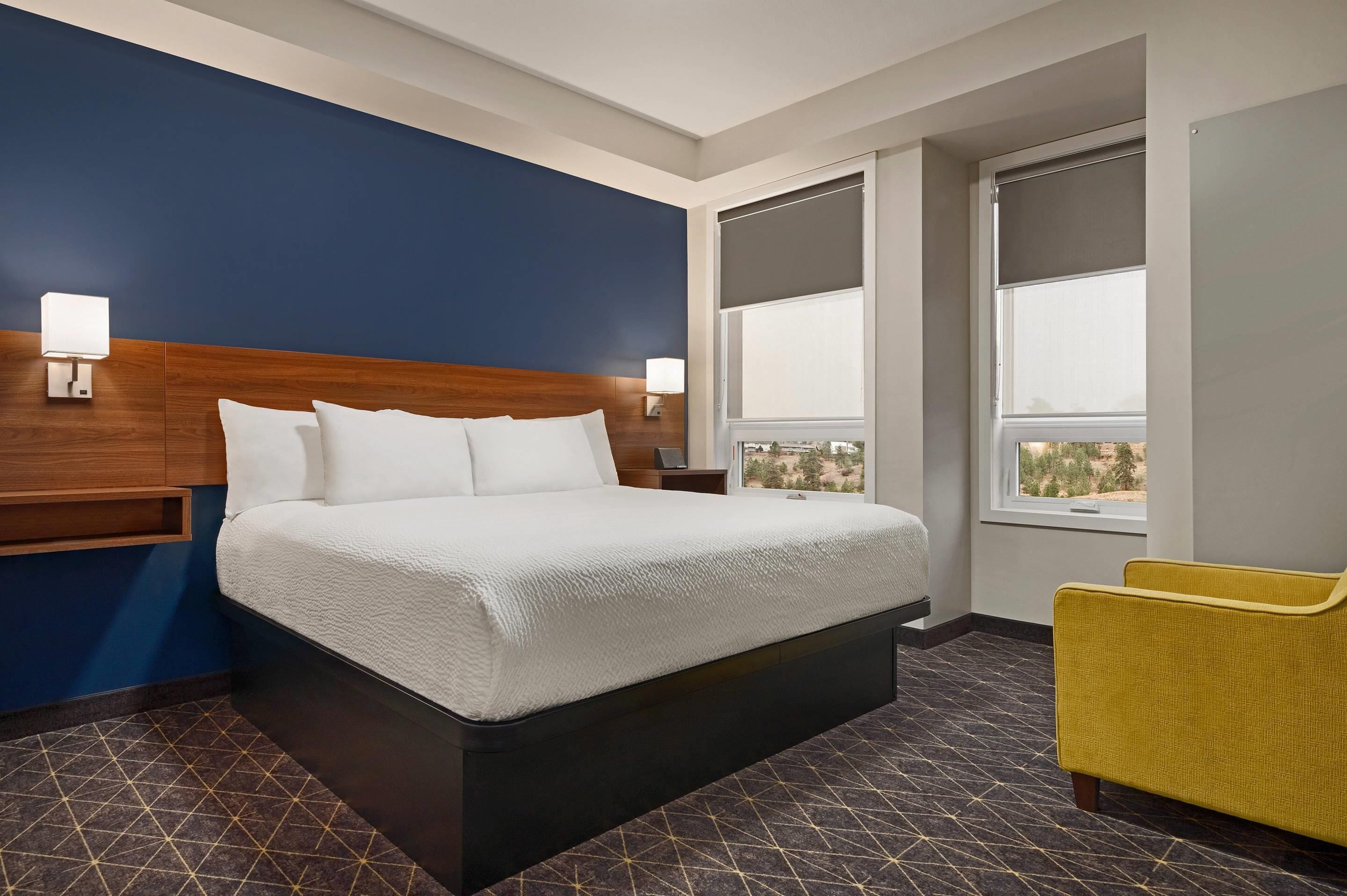 高档床上用品、加厚床垫、办公桌、笔记本电脑工作区