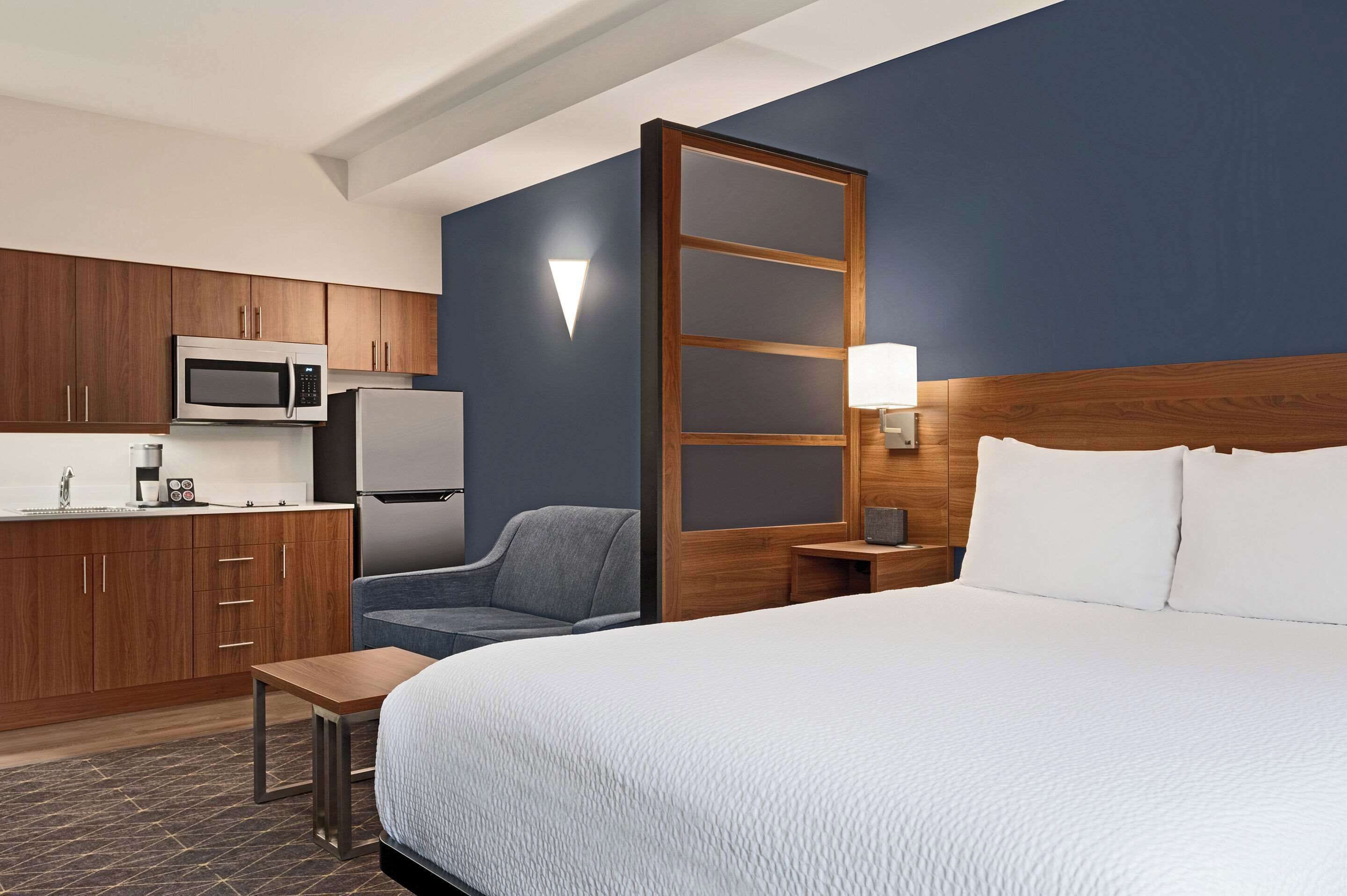 Kamer, kitchenette (1 Queen Bed, 1-Person Sofabed) | Luxe beddengoed, pillowtop-bedden, een bureau, een laptopwerkplek