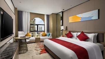 ميني بار وخزنة داخل الغرفة ومكتب ومكواة/لوح كي