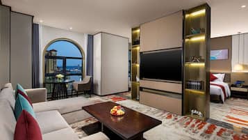 جناح تنفيذي - سرير ملكي | ميني بار وخزنة داخل الغرفة ومكتب ومكواة/لوح كي