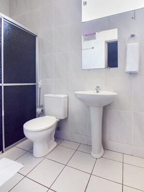 Family Room, Multiple Beds | Bathroom | Shower, free toiletries, towels, soap - Hotel Manoá (Tres Marias)