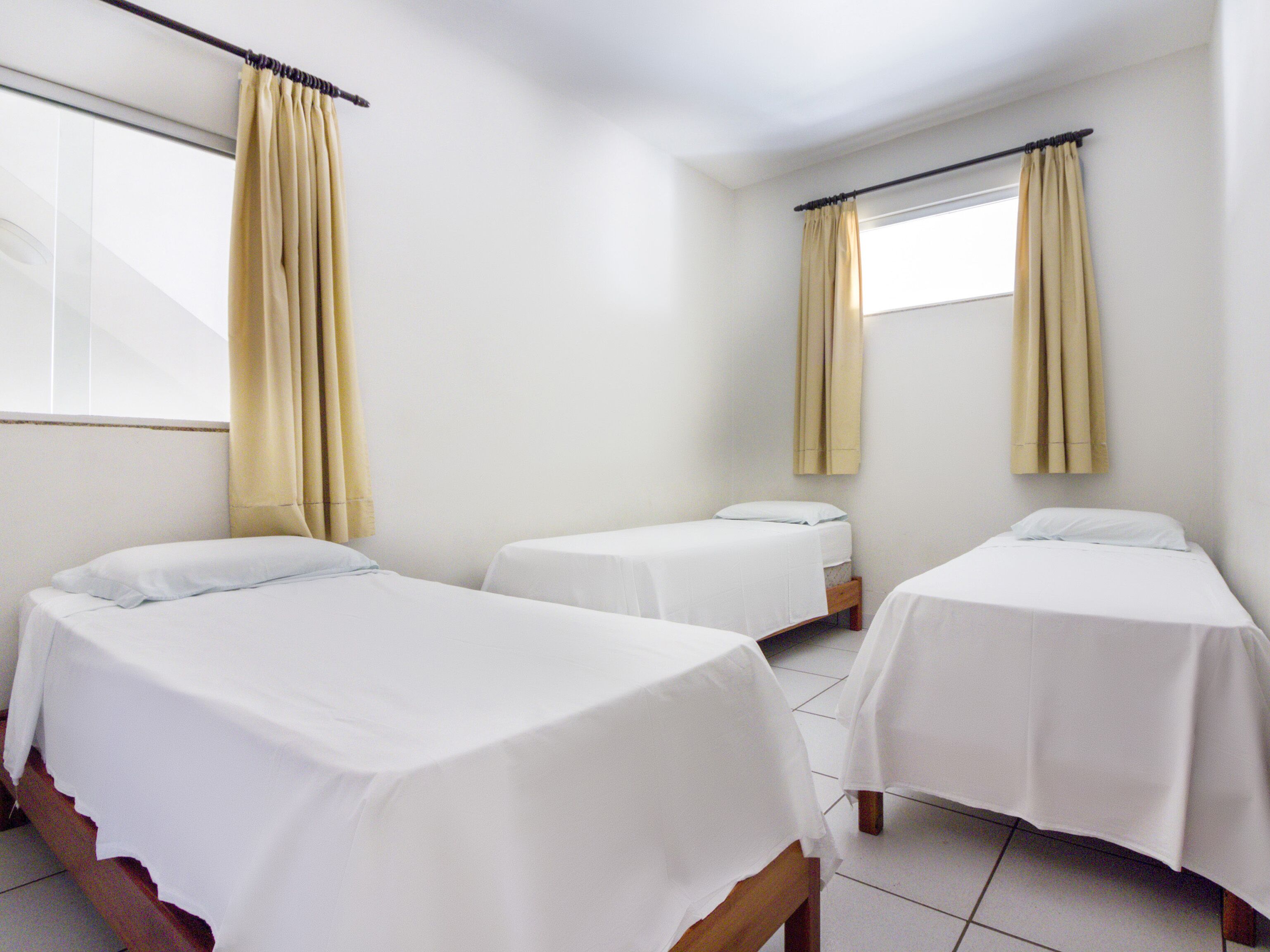 Quarto família, várias camas | Frigobar, Wi-Fi de cortesia, roupa de cama