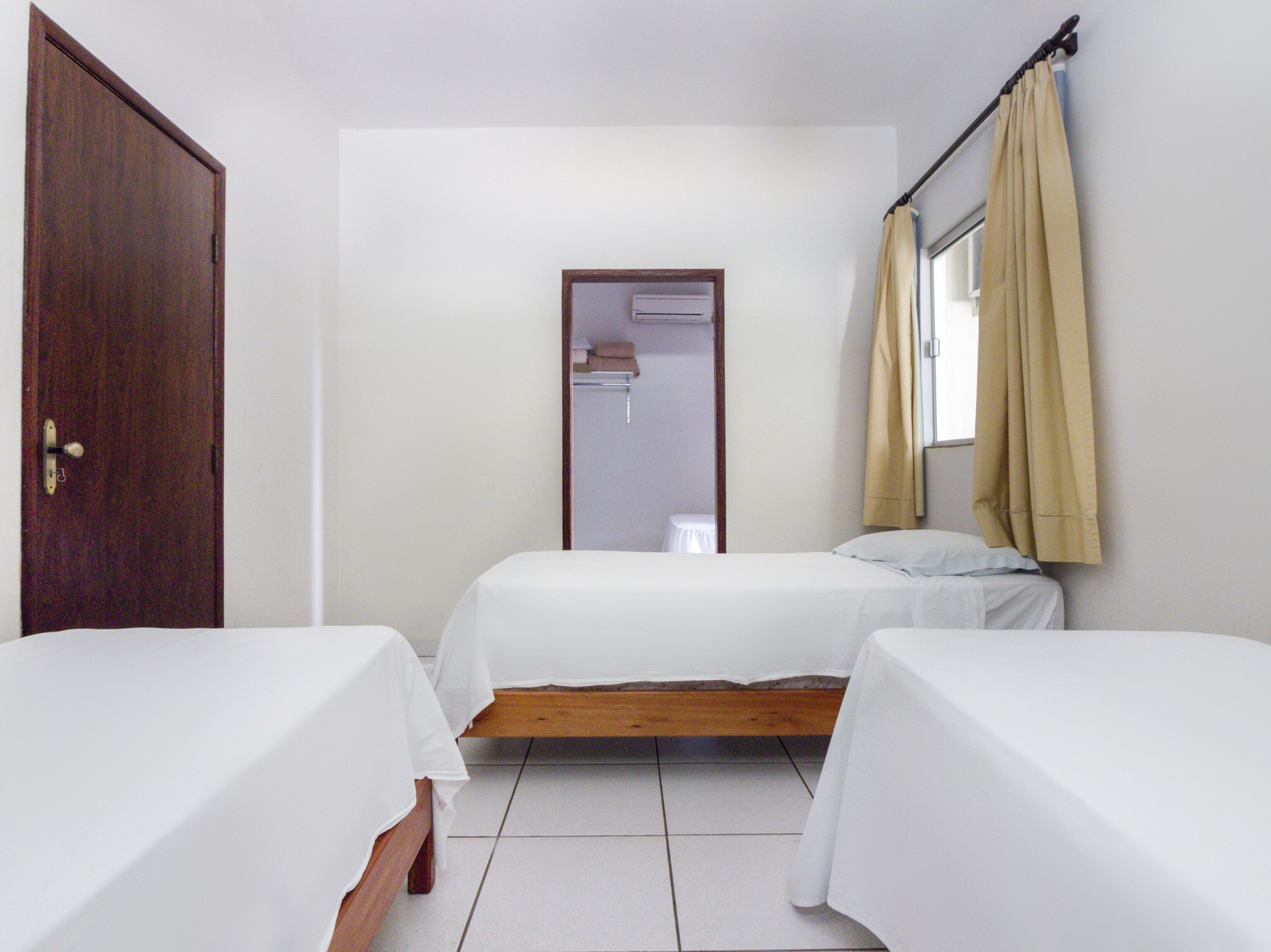 Habitación familiar, varias camas | Minibar, wifi gratis, ropa de cama