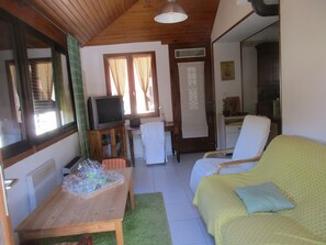 Télévision, lecteur de DVD, livres, médiathèque