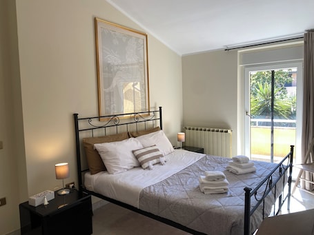 3 bedrooms, desk, iron/ironing board, free WiFi. Detached villa between Rome, lake and sea
