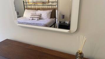 2 camere, una scrivania, ferro/asse da stiro, lenzuola