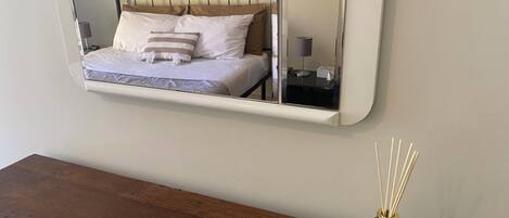 2 عدّة غرف نوم ومكتب ومكواة/لوح كي وملاءات أسرّة