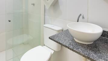 Superior Double Room | Bathroom | Shower, towels, soap, shampoo