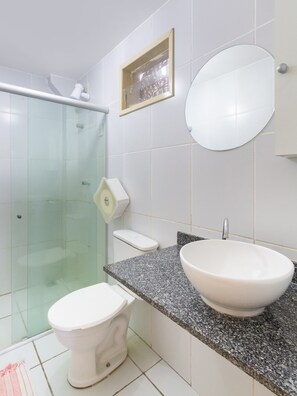 Ducha, toallas, jabón y champú