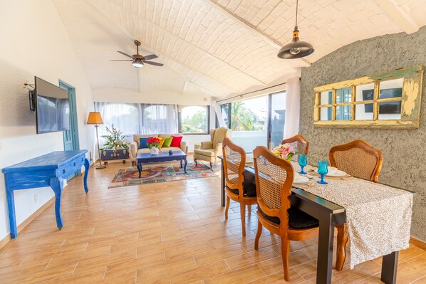 Penthouse | Zona de estar | Smart TV de 50 pulgadas con canales por cable, una televisión