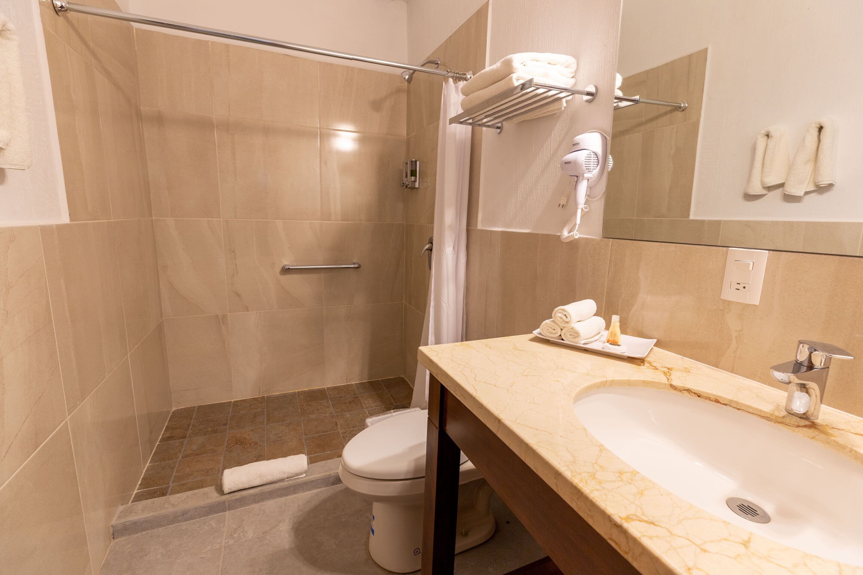 estandar amplia  6 | bathroom | hair dryer, towels, soap, shampoo