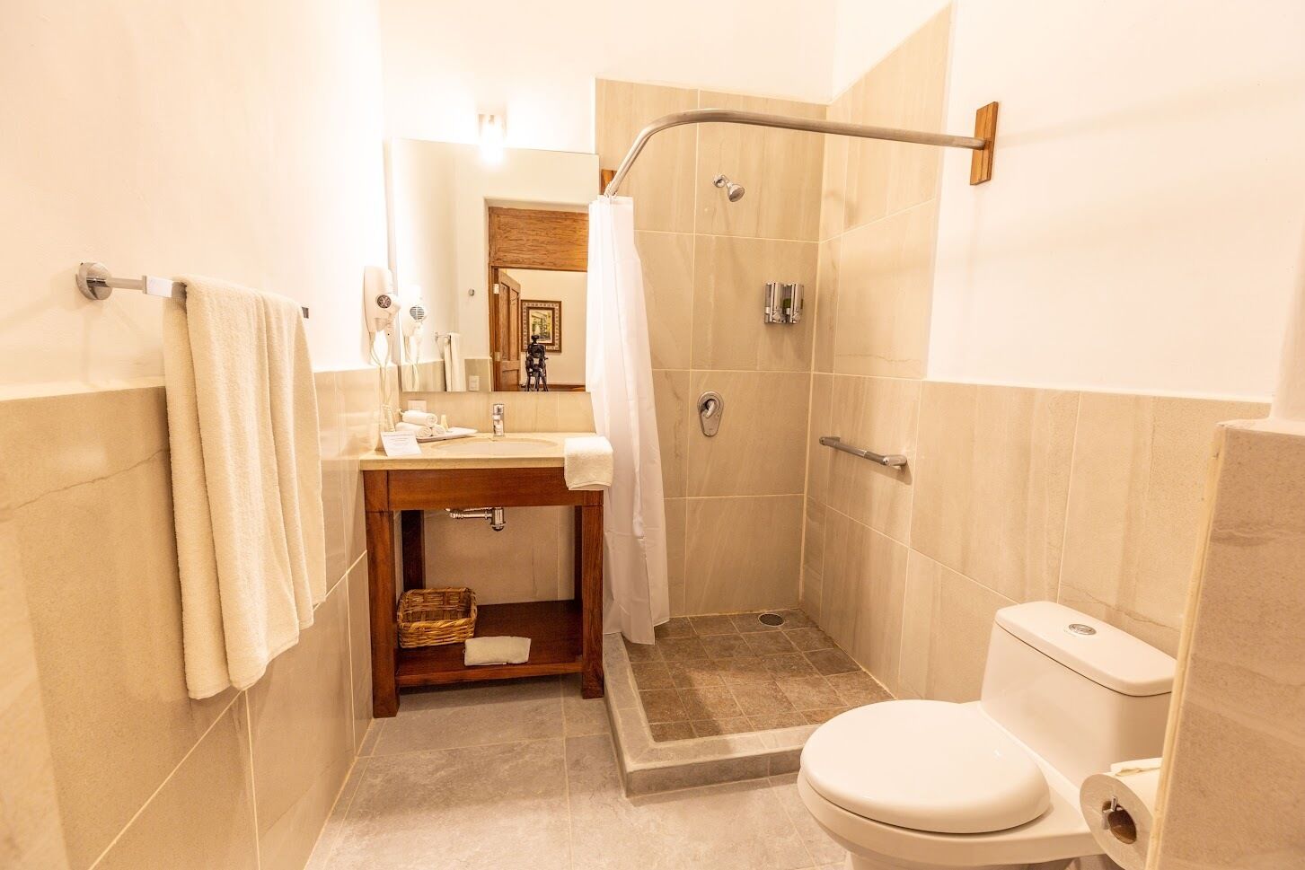 estandar 3 | bathroom | hair dryer, towels, soap, shampoo