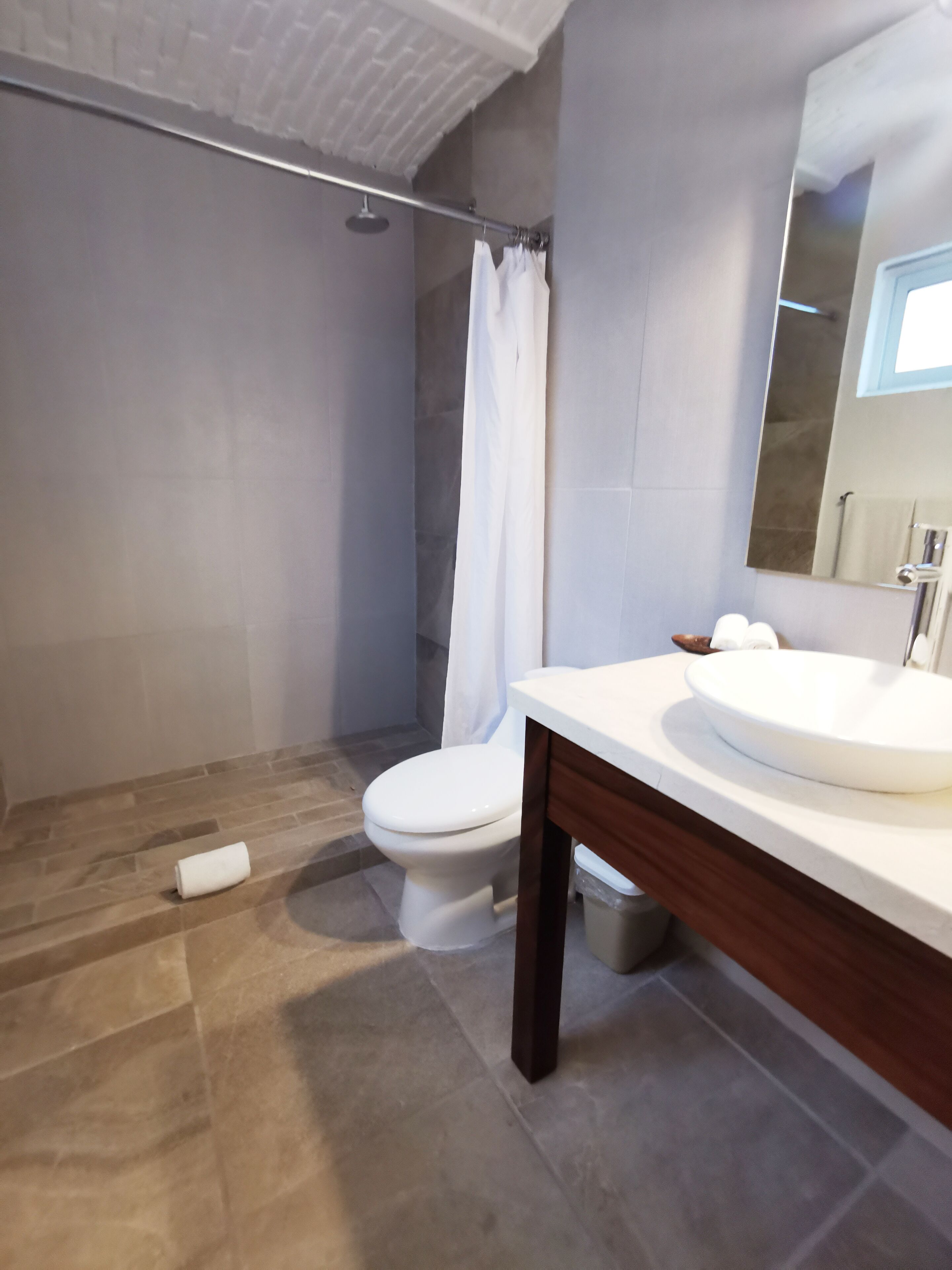 garden master | bathroom | hair dryer, towels, soap, shampoo