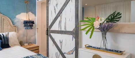 2 bedrooms, desk, iron/ironing board, WiFi