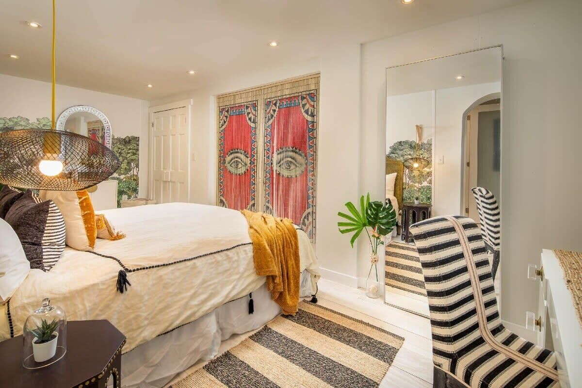 2 bedrooms, desk, iron/ironing board, travel crib