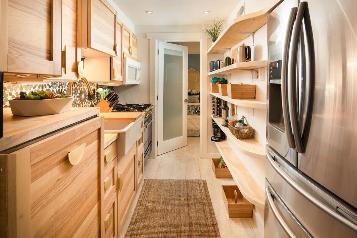 Een koelkast, een magnetron, een oven, een vaatwasser