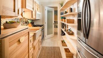 Een koelkast, een magnetron, een oven, een vaatwasser