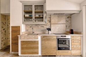 ثلاجة، ميكروويف، فرن، موقد طهي مسطح