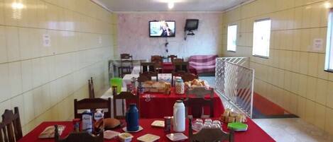 Desayuno con opciones de la cocina local incluido todos los días