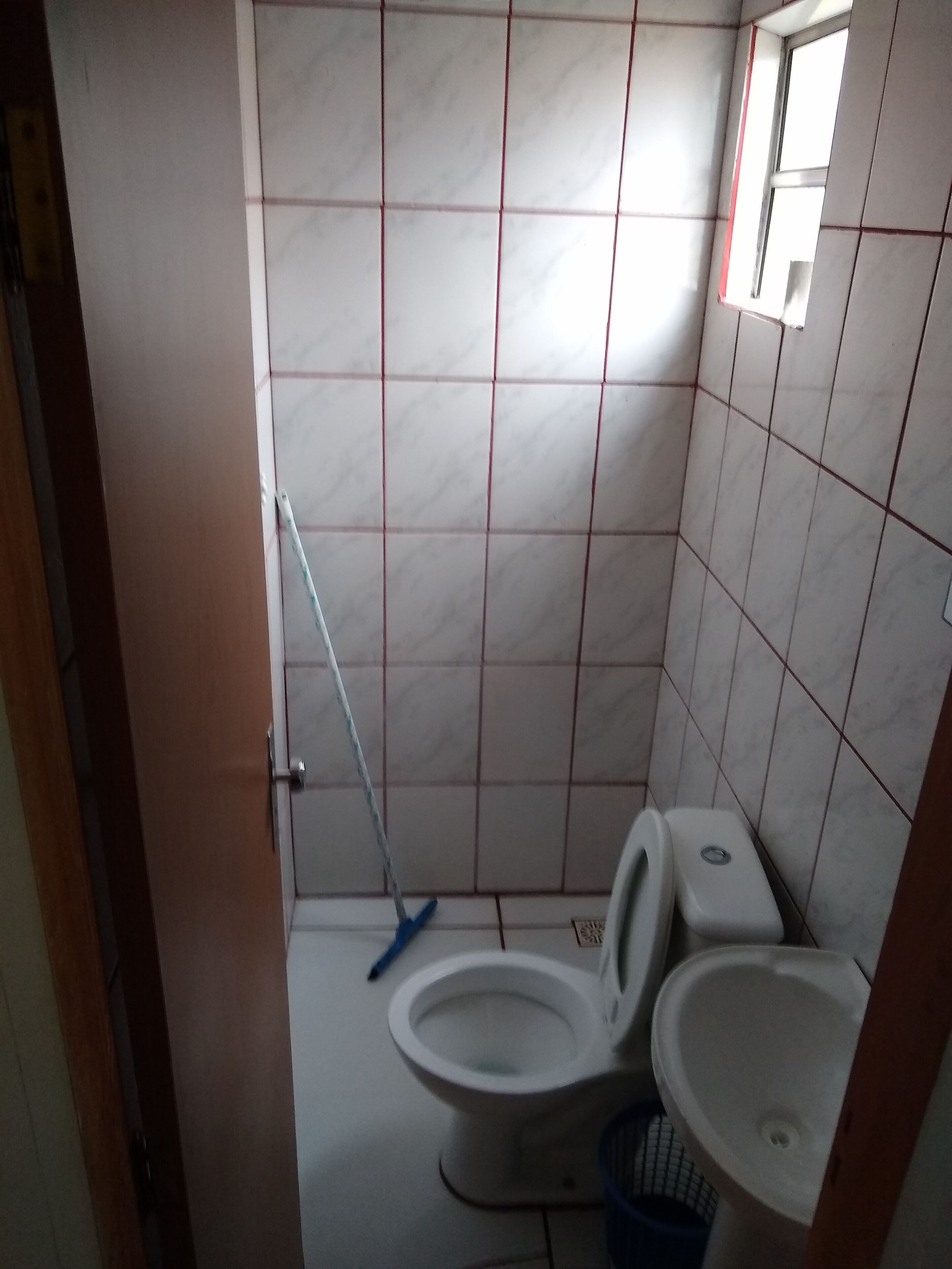 Quarto casal básico | Banheiro | Chuveiro, toalhas de banho, sabonete 