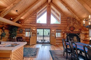 Interior - AWESOME LOGHOME: HOT TUB , free WIFI, CHECK IN/ OUT 1pm, lovely back in TORREON (Show Low)