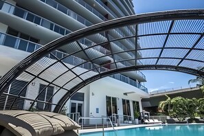 Una piscina a sfioro, una piscina riscaldata