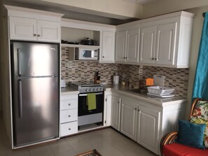 Fridge, microwave, oven, stovetop - Atlantic Breeze Apartment 3 - Canouan Island (Canouan Island)