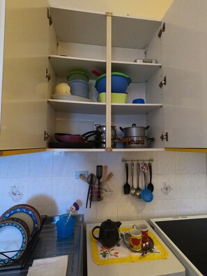 Réfrigérateur, four, plaque de cuisson, cafetière/bouilloire