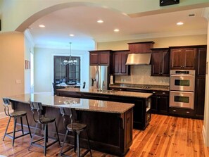 Jääkaappi, mikroaaltouuni, uuni, liesi