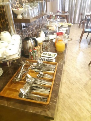 Daily cooked-to-order breakfast (USD 5 per person)