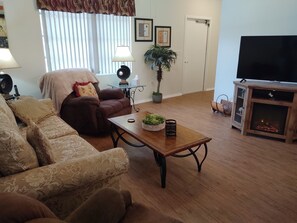 TV, fireplace - COMFORTABLE FAMILY STYLE/LARGE PROPERTY/PET FRIENDLY VACATION HOME!! (Port Charlotte)