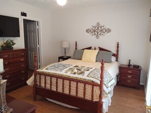 2 bedrooms, iron/ironing board, WiFi - COMFORTABLE FAMILY STYLE/LARGE PROPERTY/PET FRIENDLY VACATION HOME!! (Port Charlotte)