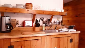 Fridge, oven, stovetop, coffee/tea maker