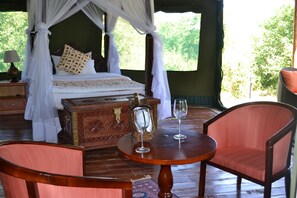 Caja de seguridad en la habitación y escritorio 