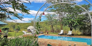 Una piscina al aire libre