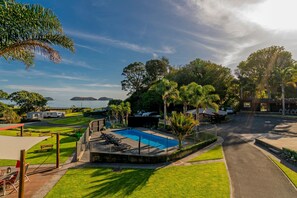 Outdoor pool, pool umbrellas, pool loungers - Anglers Lodge (Amodeo Bay)
