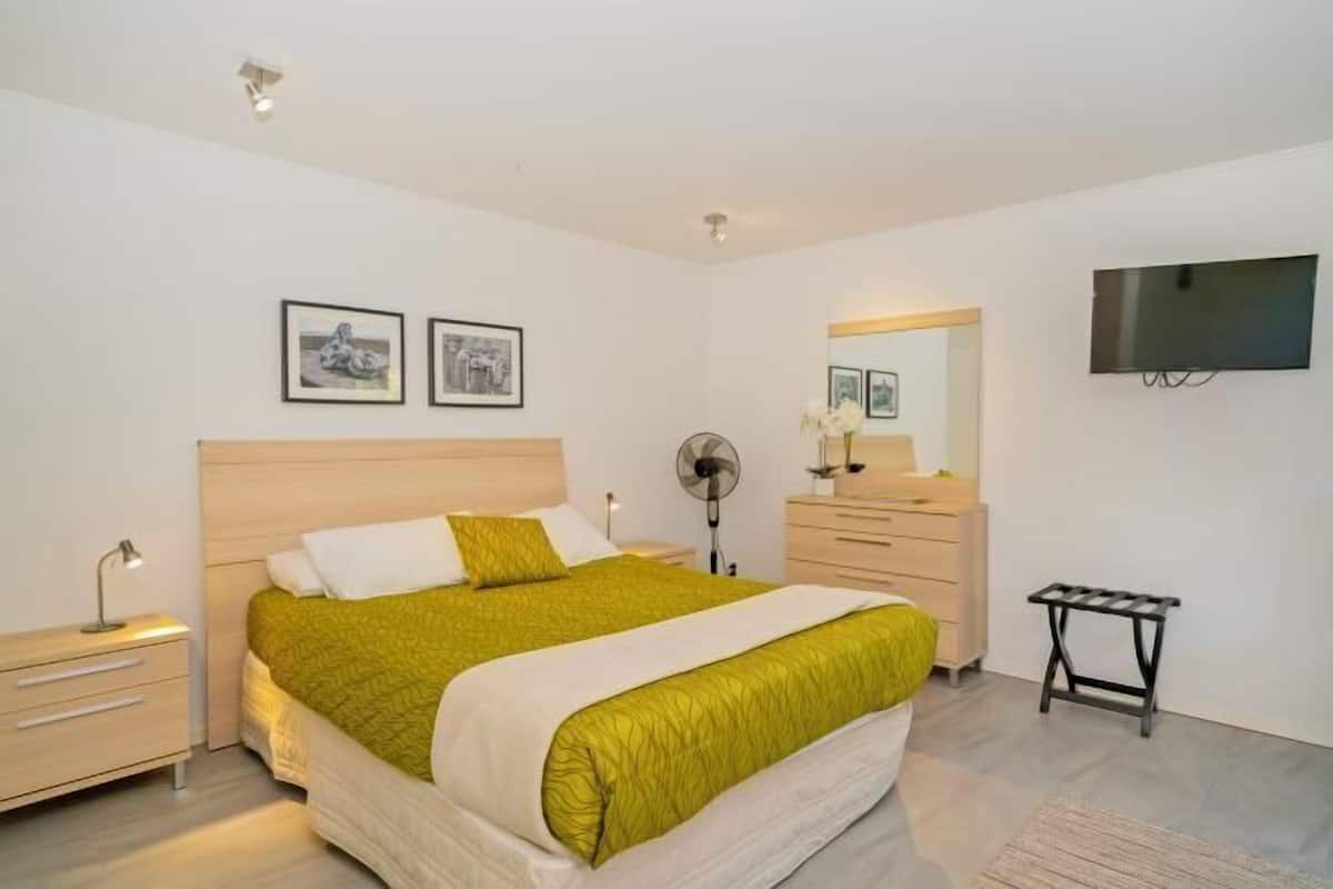 1 slaapkamer, individueel gemeubileerd, een strijkplank/strijkijzer