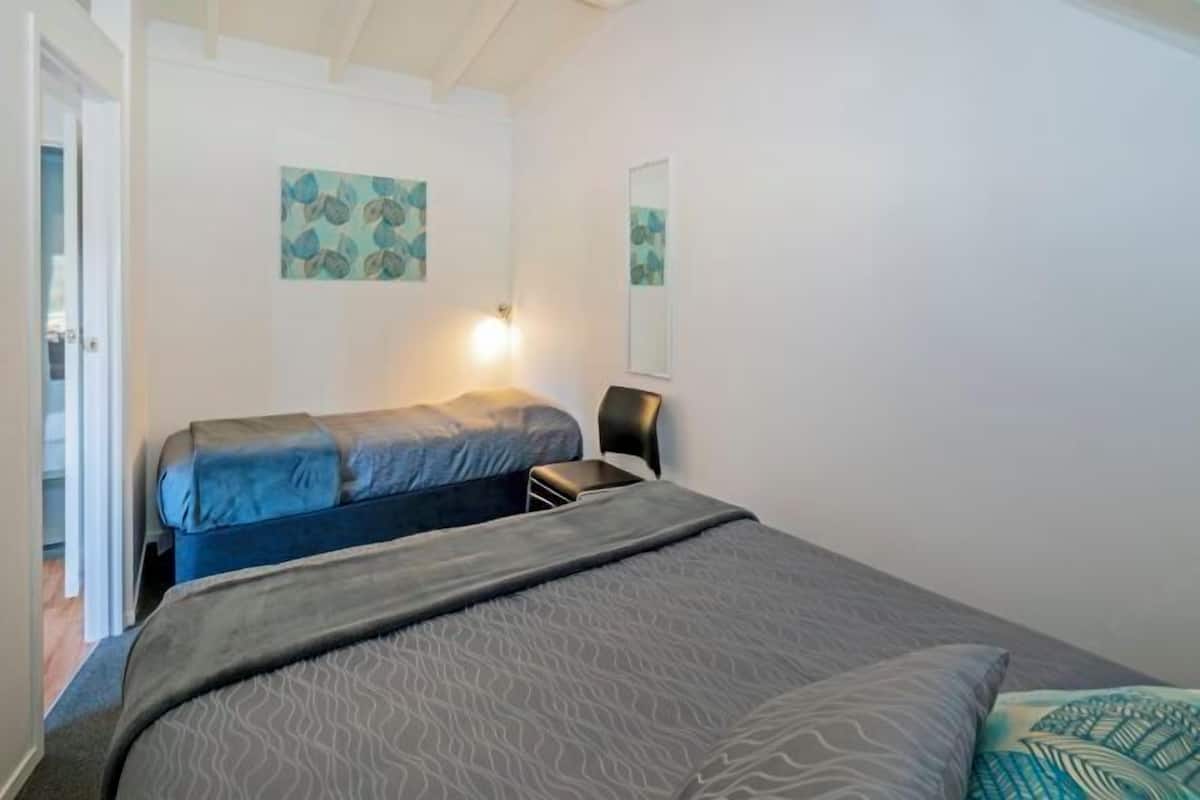 1 slaapkamer, individueel gemeubileerd, een strijkplank/strijkijzer