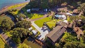 Vista aérea de un complejo turístico con varias casas rodantes, una piscina y una zona de playa.