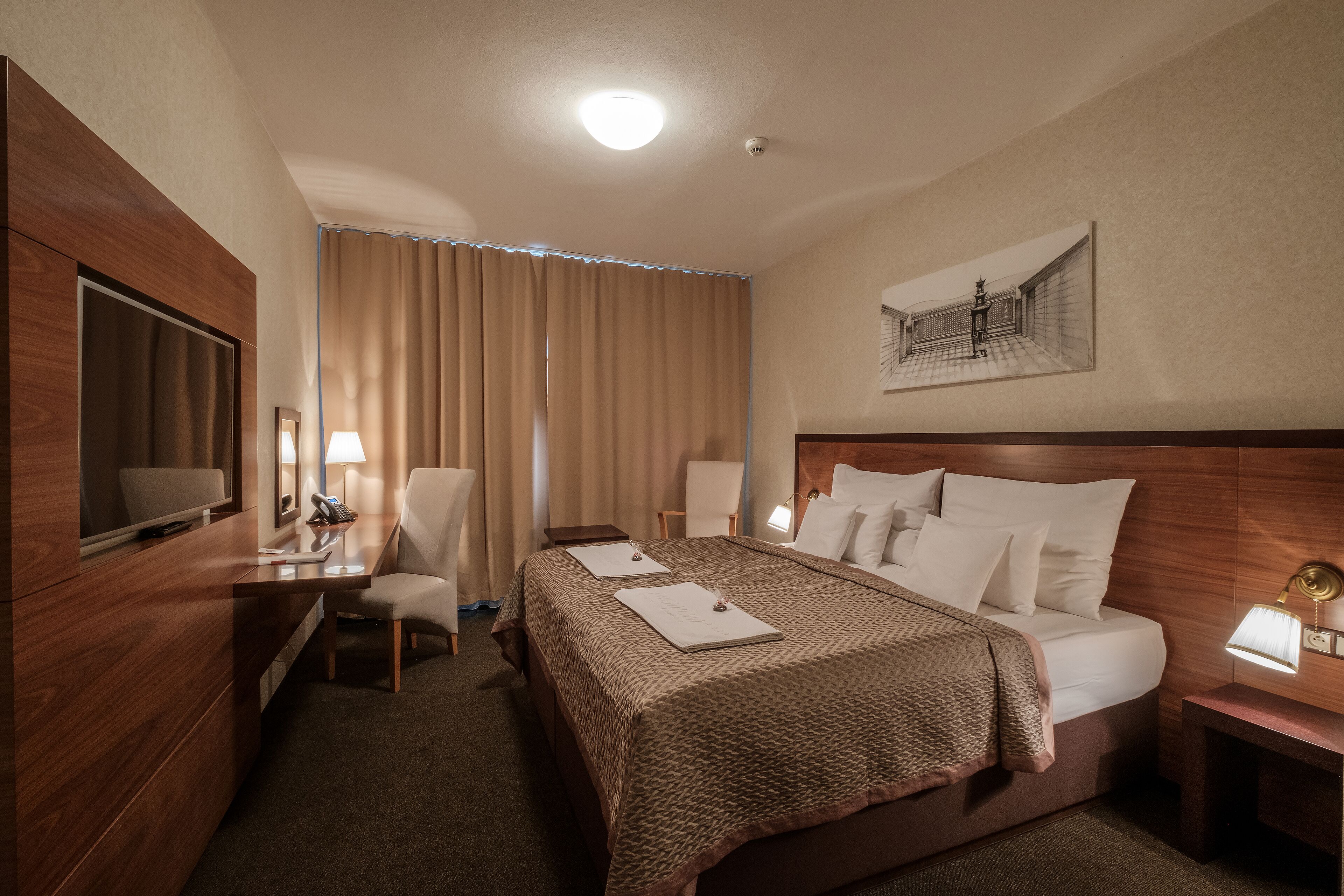 comfort double or twin room | 1 bedroom, minibar, in-room safe, desk