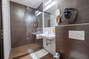 Comfort Single Room | Bathroom | Bathtub, eco-friendly toiletries, hair dryer, towels