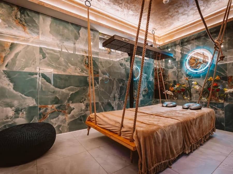 Sauna, hot tub, steam room