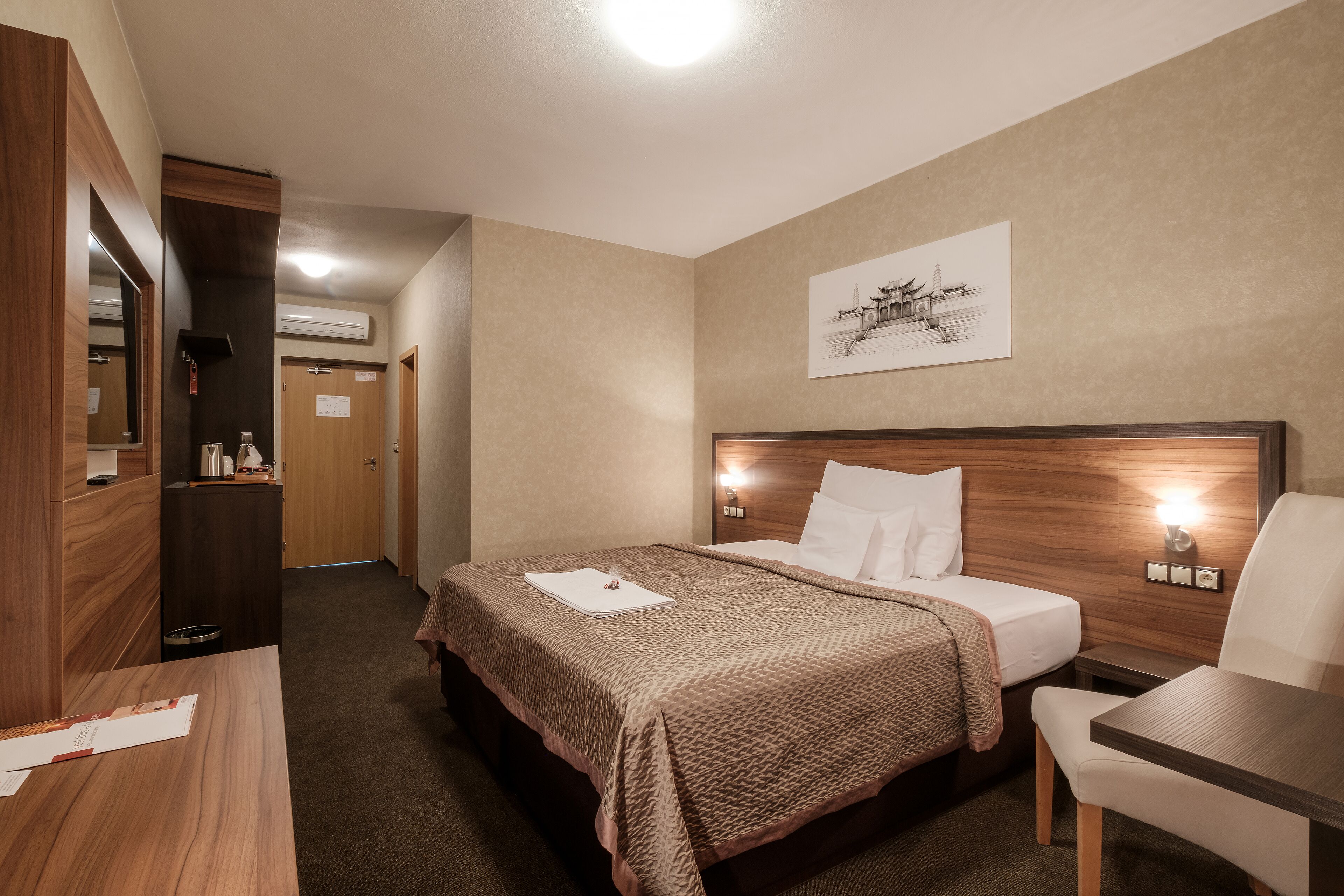 comfort single room | 1 bedroom, minibar, in-room safe, desk