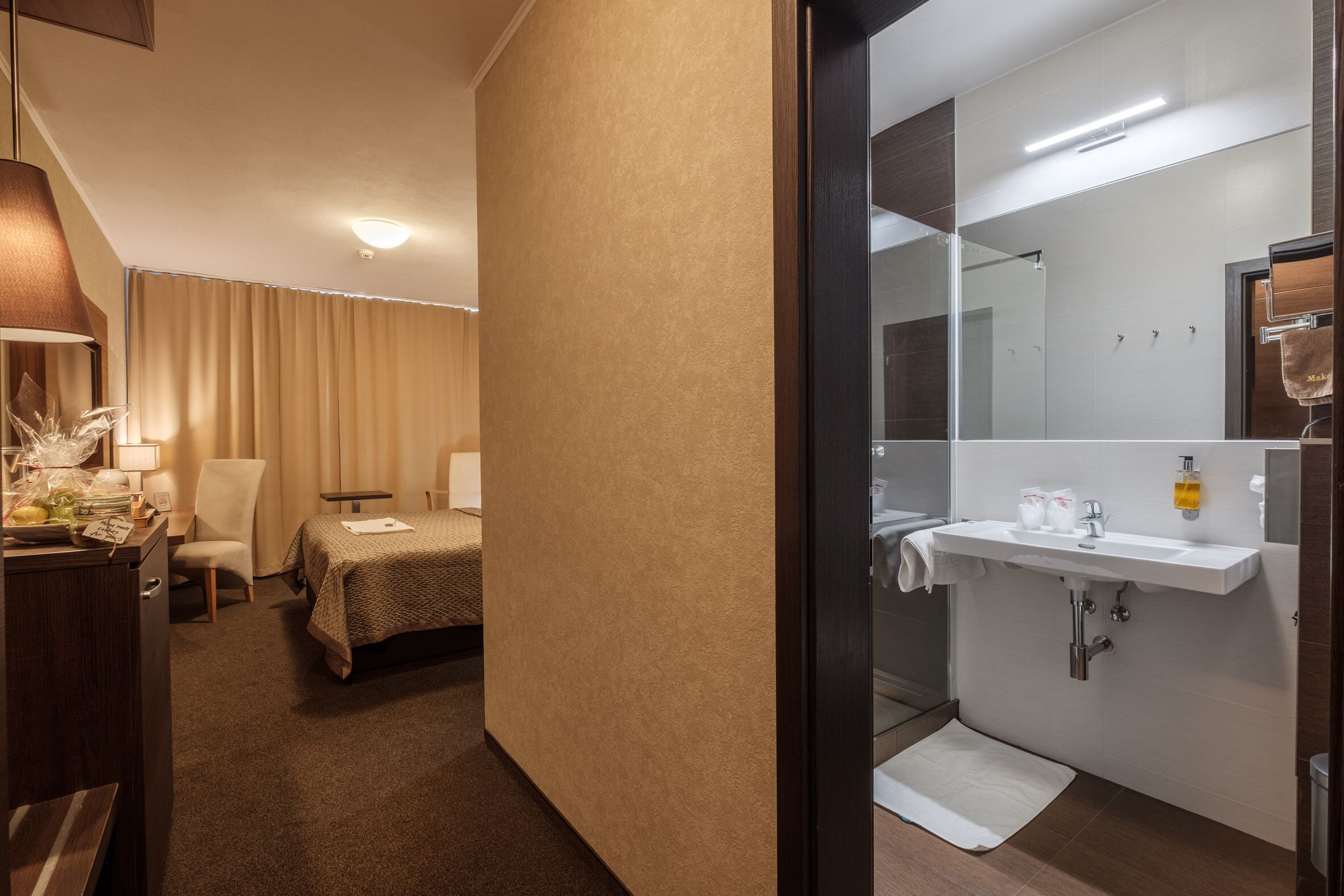 comfort single room | bathroom | bathtub, eco-friendly toiletries, hair dryer, towels